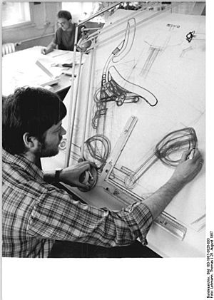 Archivo:Bundesarchiv Bild 183-1987-0826-003, Halle, Design-Atelier, Designer am Zeichenbrett