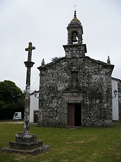 Cruceiro e igrexa da Pereira, Santa Comba.JPG