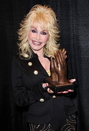 Archivo:Dolly Parton accepting Liseberg Applause Award 2010 portrait