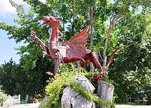 Archivo:Dragón rojo galés en plaza de Gaiman - Chubut