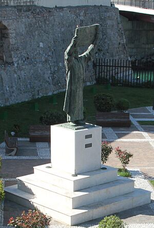 Archivo:Estatua de Al-Idrisi bajo el baluarte de los Mallorquines, Ceuta (5)