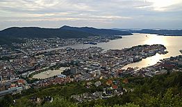 Archivo:Fløyen view on Bergen edit