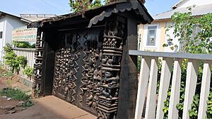 Archivo:Gate of Porto Novo ethnographic museum Benin Dec 2017