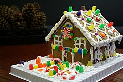 Archivo:Gingerbread house with gumdrops