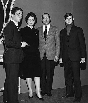 Archivo:Gino Bartali with family 1963