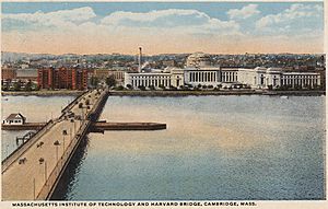 Archivo:Harvard Bridge postcard 1920ish