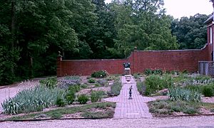 Archivo:Herb Garden at Allerton Park