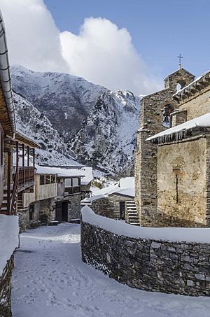 Archivo:Iglesia de Santiago de Peñalba en invierno