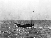 Archivo:Japanese fishing boat sunken by Doolittle-Raiders