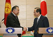 Archivo:Kurmanbek Bakiyev and Yasuo Fukuda 20071114 2
