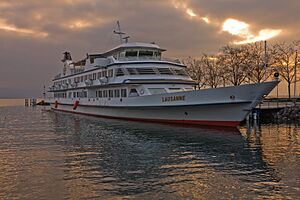 Archivo:Lausanne (ship, 1991) at CGN harbour Lausanne-Ouchy 2007-12-16