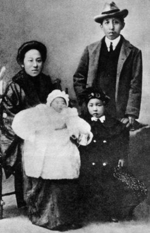 Archivo:Liao Zhongkai, He Xiangning and children