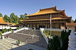 Archivo:Lightmatter Hsi Lai Temple 4