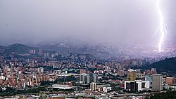 Archivo:Lightning over Medellin