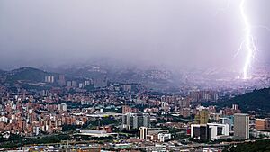Archivo:Lightning over Medellin