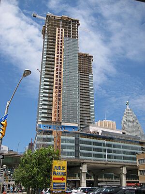Archivo:Maple Leaf Square