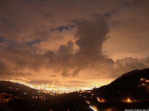 Archivo:Medellín Night View
