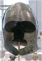 Archivo:Metropolitan cretan bronze helmet 2