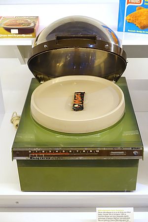 Archivo:Micro Cupol microwave oven, designed in 1969 by Carl-Arne Breger, Husqvarna, c. 1973 - Tekniska museet - Stockholm, Sweden - DSC01505