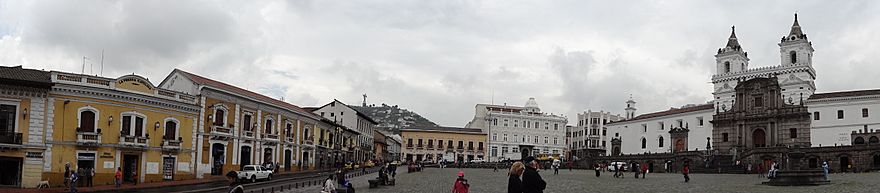 Archivo:Plaza de San Francisco en Centro histórico de Quito, Ecuador