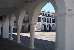 Archivo:Plaza de la Constitución, Garrovillas de Alconétar (3)