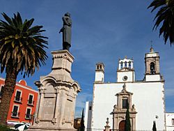 Plaza principal Monumento a Hidalgo y templo San Francisco, Pénjamo.jpg