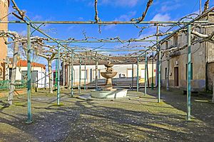 Archivo:Plaza y fuente en La Encina