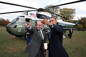 Archivo:President Barack Obama is met by Sen. Chuck Schumer