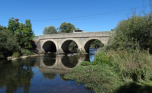 Archivo:Puente de Arbejal sobre el río Pisuerga