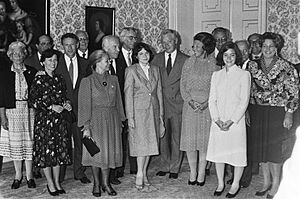 Archivo:Queen Beatrix meets Nobel Laureates in 1983