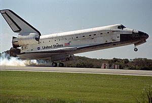 Archivo:STS-95 landing