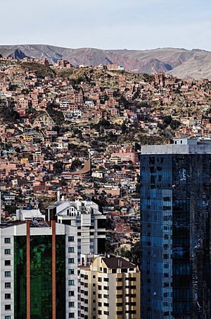 Archivo:Slums and Skyscrapers in La Paz