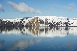 Archivo:South Shetland-2016-Deception Island–Caldera wall reflection (WSW)