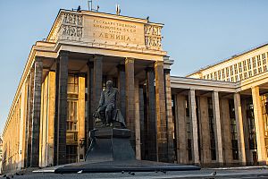Archivo:State Library named after Lenin (left wing of the building)