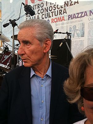 Archivo:Stefano Rodotà piazza Navona 2010