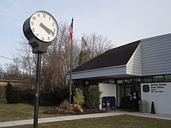 Street clock at Mastic Post Office.JPG
