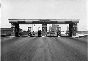 Archivo:Sydney Harbour Bridge toll gates, 1933