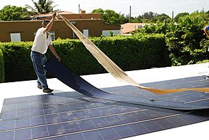 Archivo:Thin Film Flexible Solar PV Installation 2