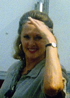 Archivo:Tippi Hedren on the set of The Birds II Land's End, 1994