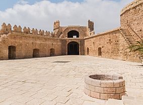 Archivo:Torre de la Polvora, courtyard, well, Alcazaba, Almeria, Spain