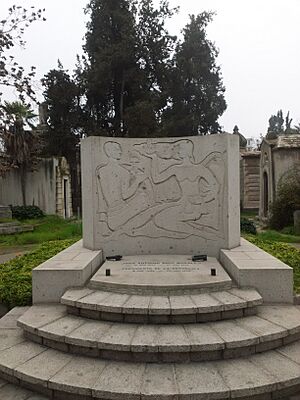 Archivo:Tumbas y monumentos en el Cementerio General de Chile 6