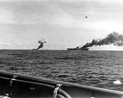 Archivo:USS Franklin (CV-13) and USS Belleau Wood (CVL-24) afire 1944