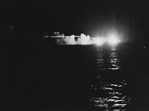 Archivo:USS St. Louis (CL-49) and HMNZS Leander firing during the Battle of Kolombangara, 13 July 1943 (80-G-342763)