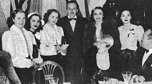 Archivo:Walt disney y actrices en buenos aires