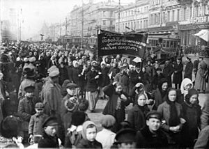 Archivo:Women's manifestation inPetrograd, 1917