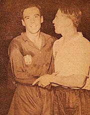 Archivo:Zarra y Matthews, Estadio, 1950-07-22 (375)