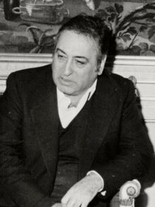 (Nicolás Redondo) Felipe González recibe a una representación de la comisión ejecutiva de UGT presidida por su secretario general y el diputado socialista Manuel Chaves. Pool Moncloa. 4 de enero de 1983 (cropped).jpeg
