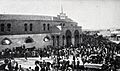 1908-07-18, Blanco y Negro, Inauguración de la plaza de toros de Vista-Alegre, entrada del público, Alba (cropped)