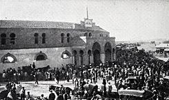 1908-07-18, Blanco y Negro, Inauguración de la plaza de toros de Vista-Alegre, entrada del público, Alba (cropped).jpg