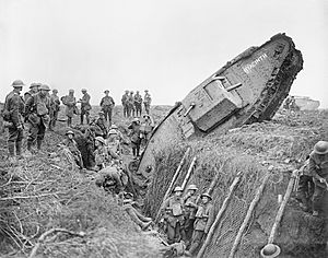 Archivo:A Mark IV (Male) tank of 'H' Battalion, 'Hyacinth', ditched in a German trench while supporting 1st Battalion, Leicestershire Regiment near Ribecourt during the Battle of Cambrai, 20 November 1917. Q6432